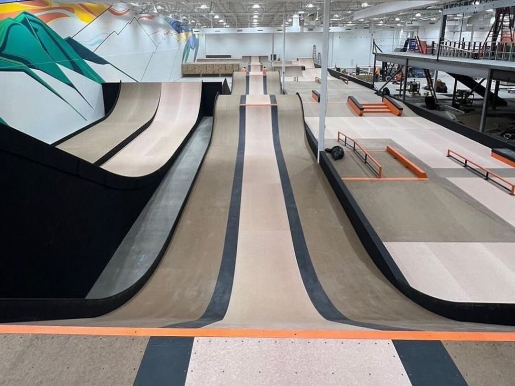 SNÖBAHN Indoor Ski + Snowboard Center